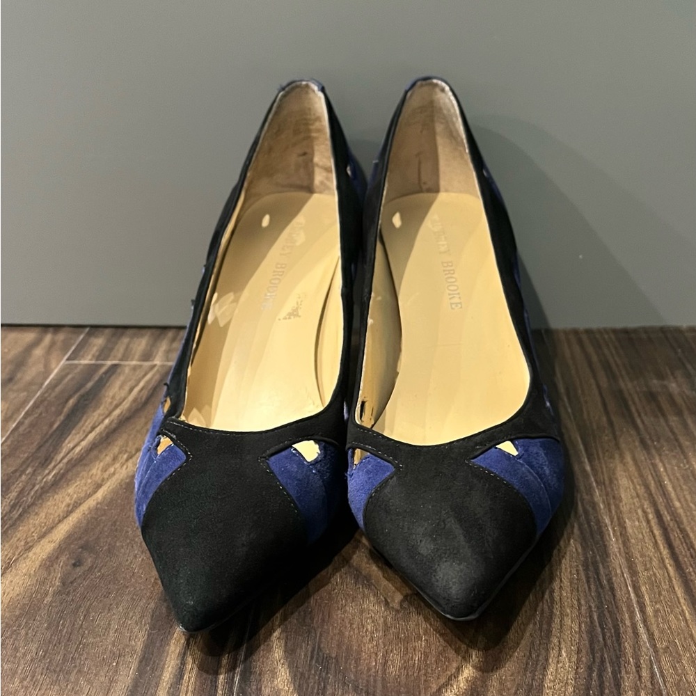 Audrey Brooke black and navy suede cutout 2.5” pointed toe heels sz 9
